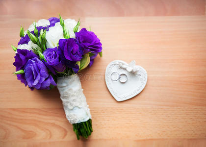 新娘花束玫瑰，牡丹和戒指