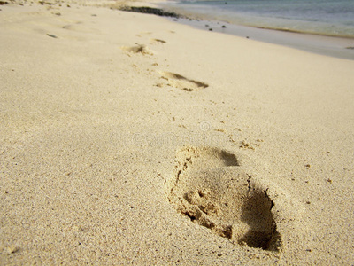 热带海滩上的脚印有白沙，佛得角