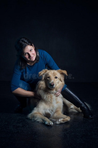 混血儿 牧羊犬 可爱极了 成人 快乐 在室内 犬科动物 采用