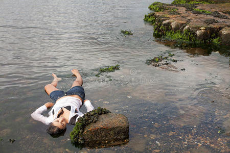 死去的美女图片