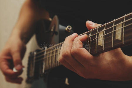 弹吉他的人