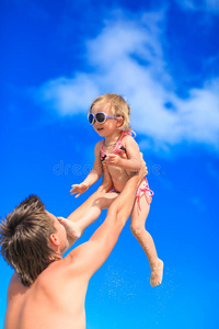 小孩 快乐 海滩 宝贝 可爱极了 家庭 享受 成人 父亲