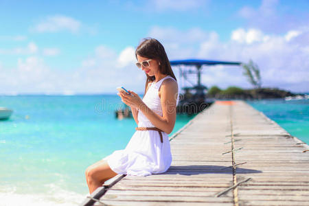 美女 电话 海洋 手机 消息传递 细胞 海滩 乐趣 微笑
