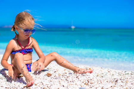 可爱的小女孩在海滩玩得开心