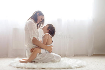 母亲拥抱图片 母亲拥抱素材 母亲拥抱插画 摄图新视界