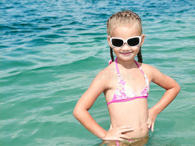 可爱的微笑小女孩在海滩度假