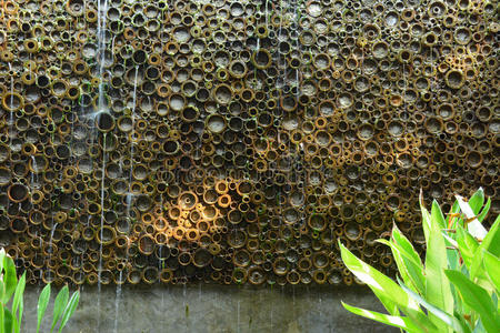 由竹秆制成的抽象人工瀑布墙