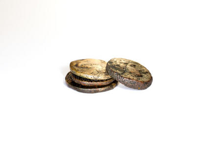 四个白色背景的古硬币