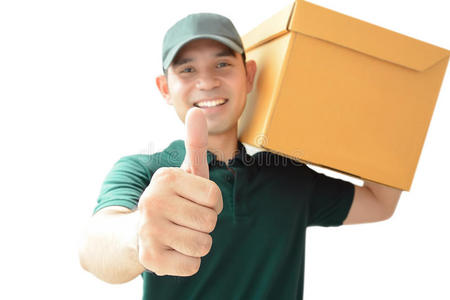 送货人拿着一个包裹箱竖起大拇指