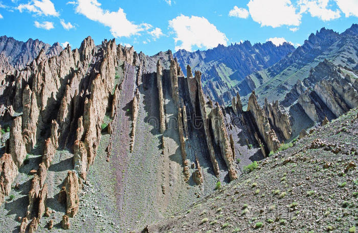 五颜六色的山脉和形状奇特的岩层