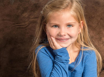 可爱的小橙斑猫, 眼睛紧闭, 旁边的黑猫兄弟姐妹可爱的俄罗斯筑巢娃娃