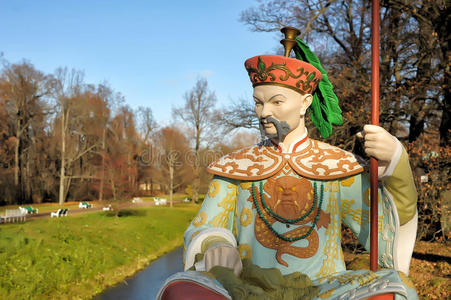 秋天普希金公园里的中国雕像