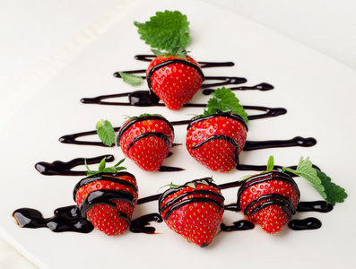 巧克力蘸酱新鲜草莓蘸巧克力酱在盘子里.照片