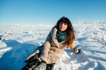 坐在雪地里的漂亮女孩