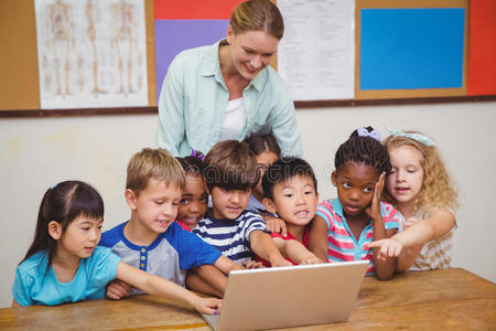 老师和学生在看笔记本电脑