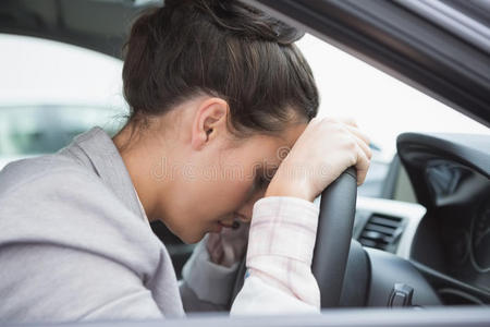 颓废 风险 汽车 沉睡 生活 长的 危险的 说谎 头发 休息