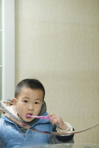 男孩刷牙