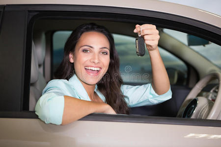 微笑的女人拿着车钥匙