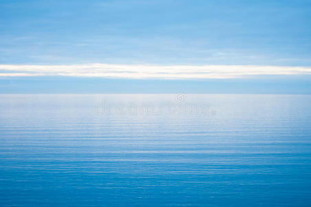 平静而开放的大海模糊成蓝天