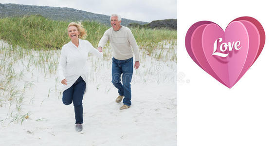 欢快的老年夫妇在海滩跑步的复合形象