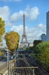 在阳光明媚的日子里，巴黎的埃菲尔铁塔和铁路