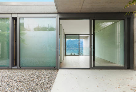 空的 新的 房间 砾石 混凝土 门廊 地板 玻璃 外部 建筑学