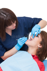 牙医办公椅上漂亮的女性病人