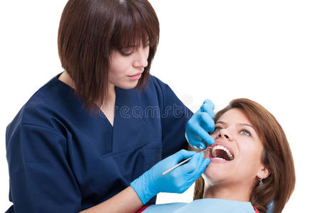 美丽的女牙医进行口腔检查