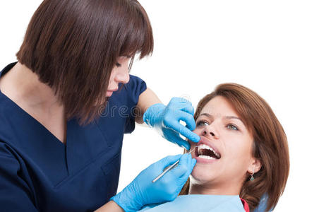 女牙医进行口腔检查