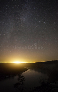 美丽的夜晚风景，月亮升起的夜晚