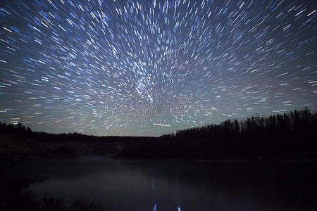 美丽的夜空，银河，星光和树木