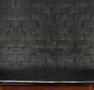 空黑色大理石桌子和白色黑色砖墙的背景。 产品显示模板。