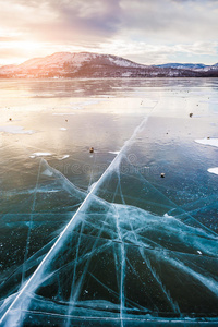 日落时湖面上美丽的冰