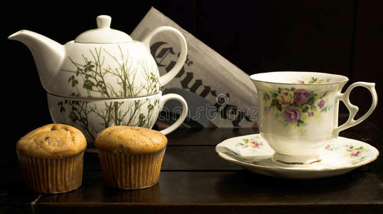 瓷器 蛋糕 杯子 桌子 报纸 生活 茶壶 陶器 茶托 早晨