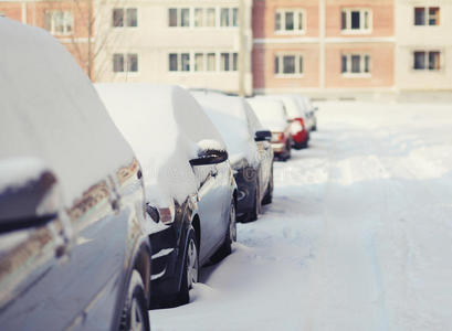 雪中的汽车，寒冷的冬天