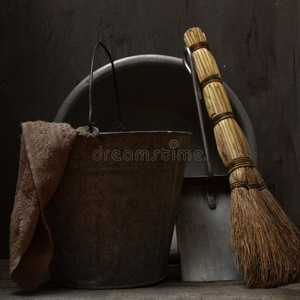 古老的 扫帚 木材 破布 地板 手柄 金属 生活 墙壁 铲子