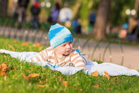 可爱的小宝宝躺在公园里