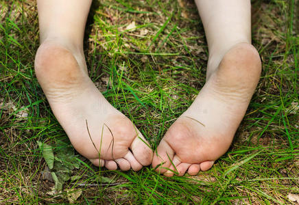 光脚女户外行走女子夏季波西米亚时尚风格赤脚与珠宝脚