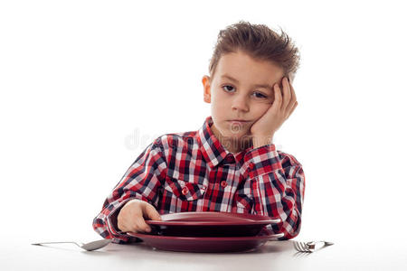 无聊的 7 岁男孩小孩正在等待他的飞机无聊的自闭症男孩在地毯上与psy