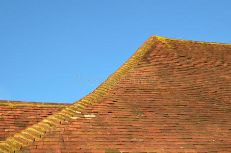 粘土脊和屋顶瓷砖。