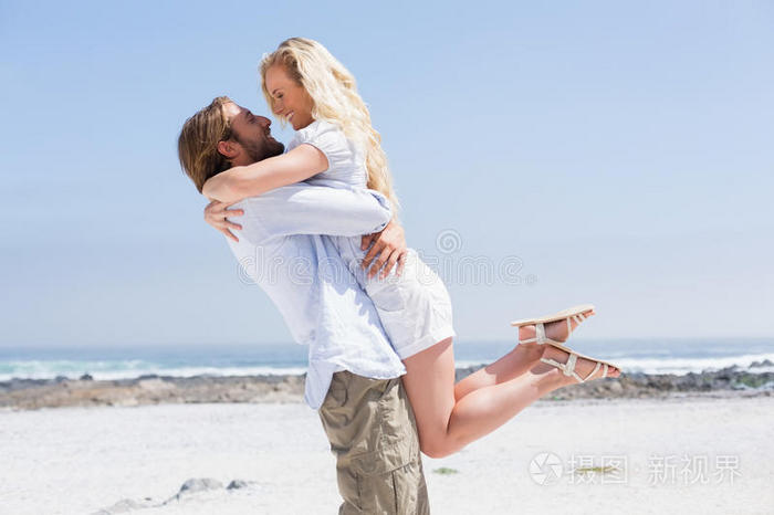 可爱的一对在海滩上拥抱照片-正版商用图片1mxtrf-摄图新视界