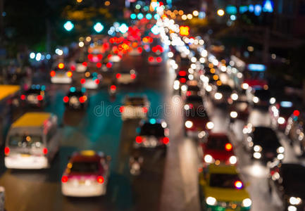 在城市的道路上，晚上的交通堵塞模糊了Bokeh