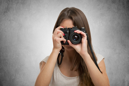 女摄影师使用旧相机