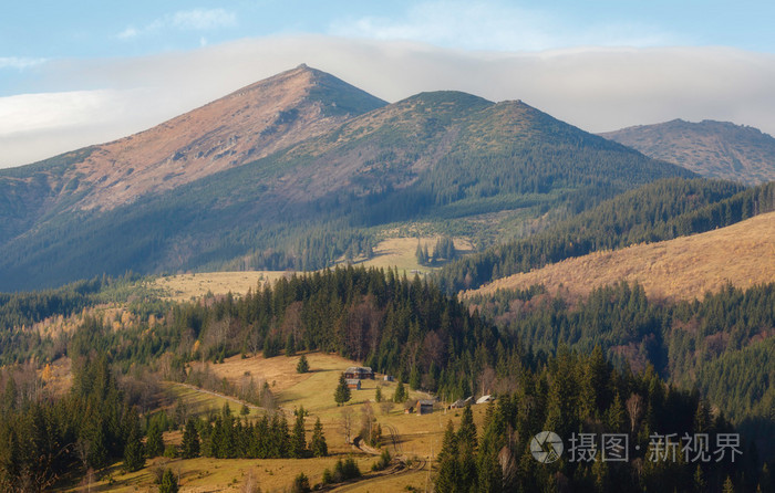 在喀尔巴阡村附近的秋景