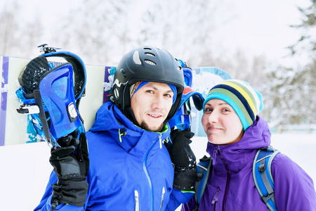 男人和女人与滑雪板