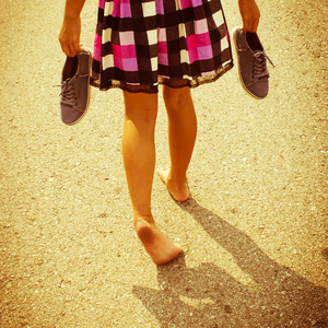 赤脚走在沥青路面上的女孩筛选图像