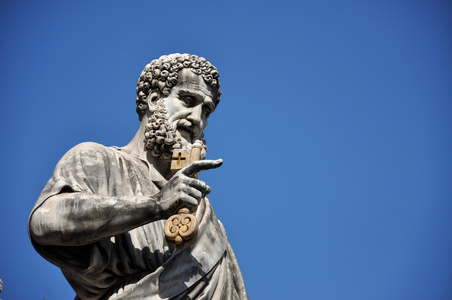 圣徒彼得在圣彼得广场的雕像。梵蒂冈城