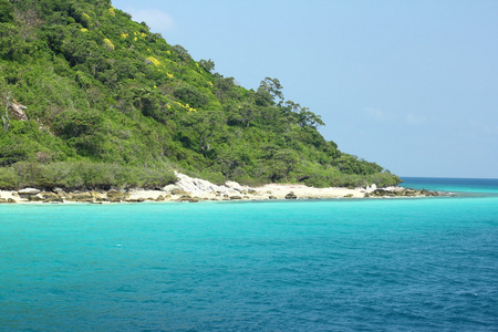 在白色的沙滩和碧蓝的海水的异国天堂海景。