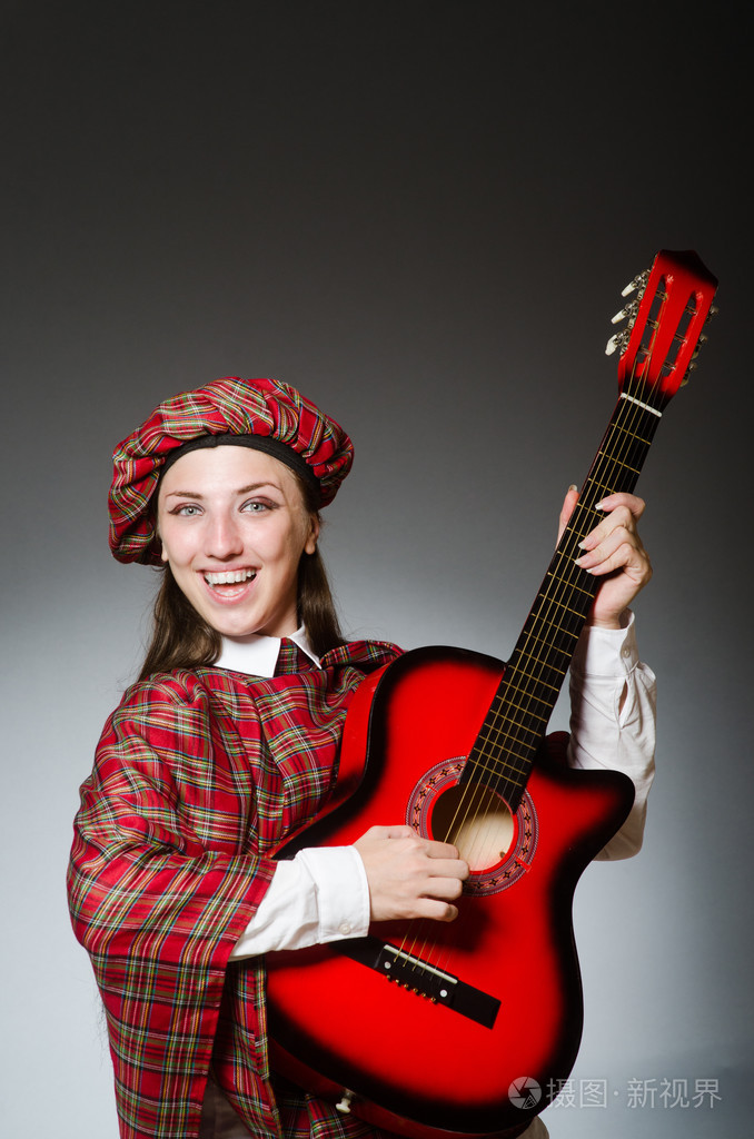 在音乐概念苏格兰服装的女人