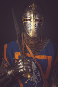 与剑和盔甲的骑士图片